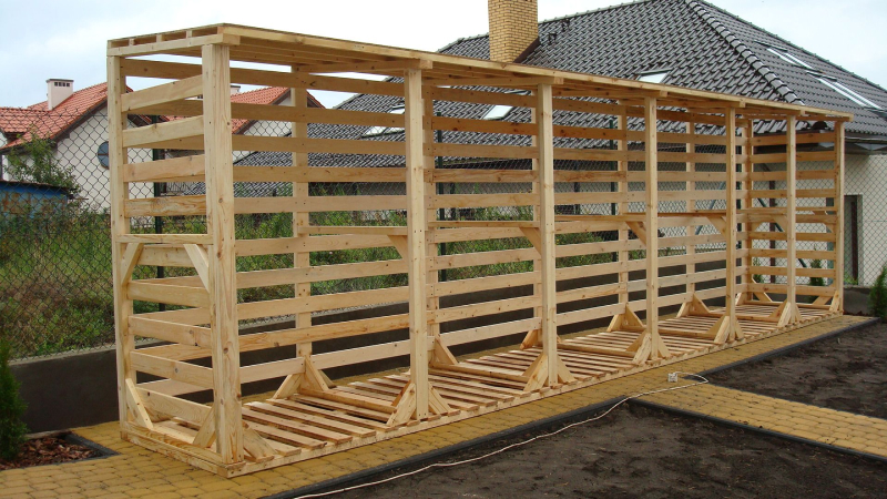 Как быстро и своими руками построить дровяник на загородном участке?